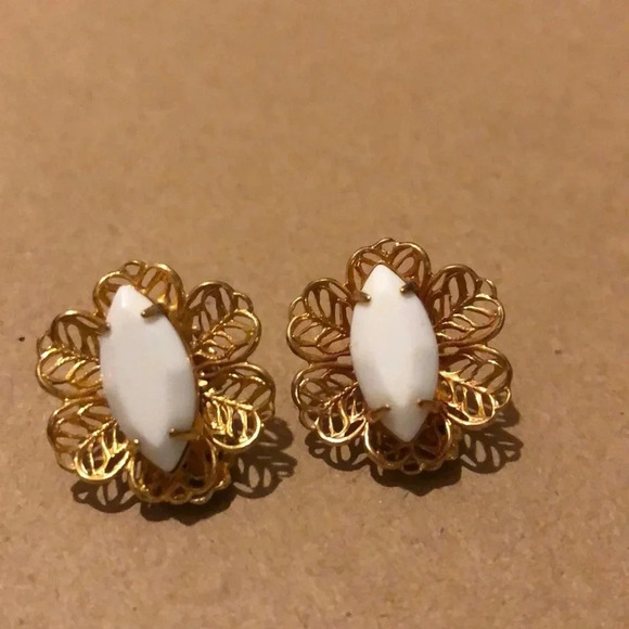 VINTAGE EARRINGS EUC CLIP ON COSTUME JEWELRY GOLD TONE STONE - Picture 2 of 3